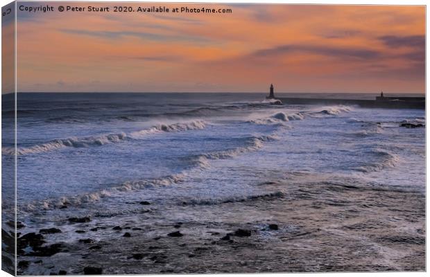 Tynemouth Lighthouse Canvas Print by Peter Stuart