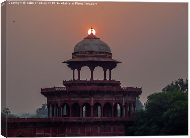 Sunrise at the Taj Mahal Canvas Print by colin chalkley
