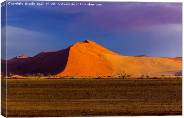 Sossusvlie Sand Dunes, Namib Desert Canvas Print by colin chalkley