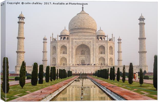  Taj Mahal at dawn Canvas Print by colin chalkley