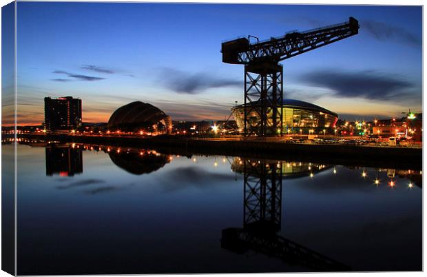 Glasgows Magnificent Reflection Canvas Print by Les McLuckie