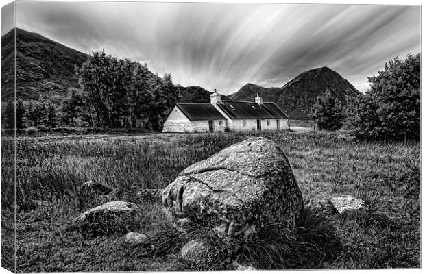 Majestic Blackrock Cottage and Glencoe Mountains Canvas Print by Les McLuckie