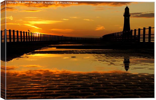 Sunderland Lighthouse Roker Pier Canvas Print by Glenn Potts