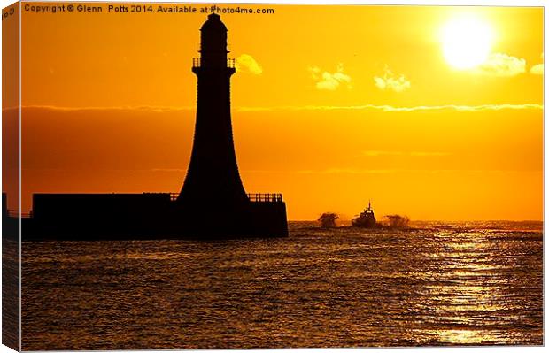 Roker pier Sunderland Canvas Print by Glenn Potts