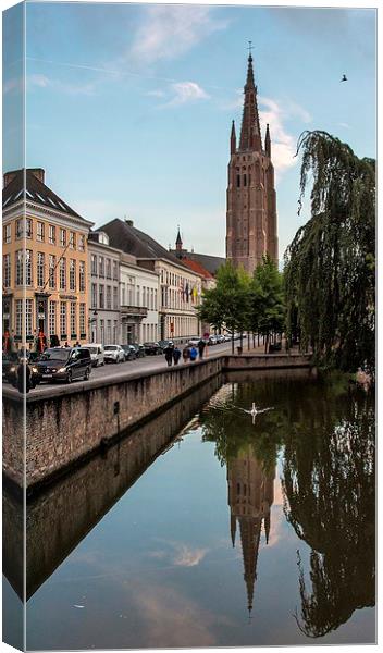  Bruges centre on a summers day. Canvas Print by Dan Ward
