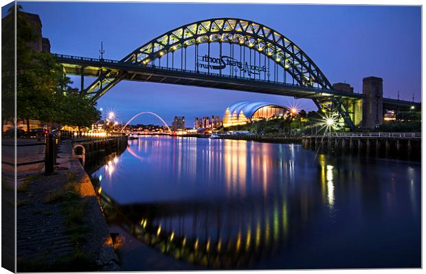 The Quayside, Newcastle. Canvas Print by Garry Smith
