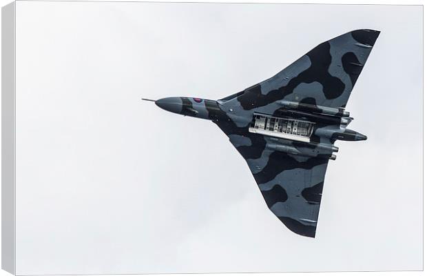 Vulcan XH558 Bomber Canvas Print by I Burns