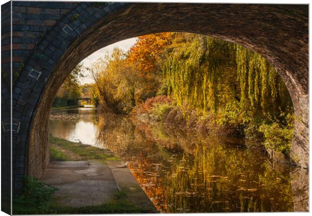 Autumn on the Grand Union Canal Canvas Print by Dave Bowman