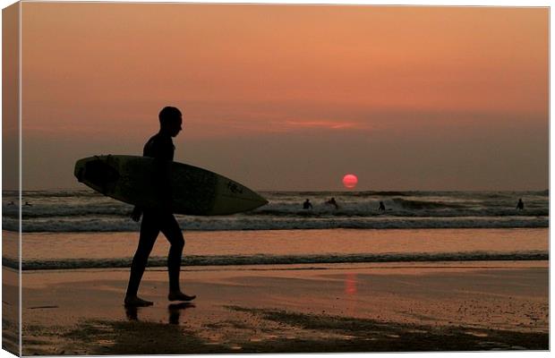 Silhouette of a surfer Canvas Print by Helen Cooke