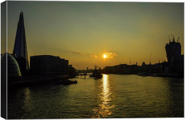 sunset over hms belfast Canvas Print by nick wastie