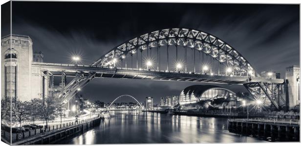 Tyne bridge at night, Newcastle-Upon-Tyne Canvas Print by Daugirdas Racys