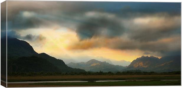 Sunset over Snowdonia Canvas Print by Ceri Jones