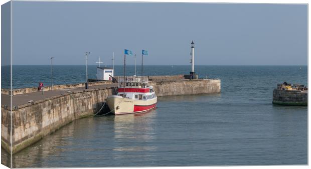 Bridlington harbour entrance Canvas Print by Alan Tunnicliffe