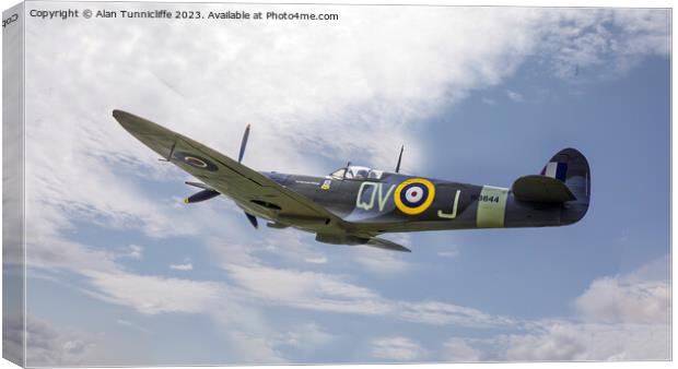 Replica spitfire Canvas Print by Alan Tunnicliffe