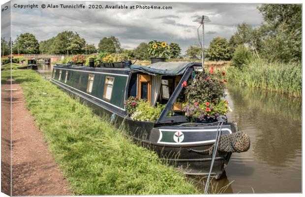 Narrow boat Canvas Print by Alan Tunnicliffe