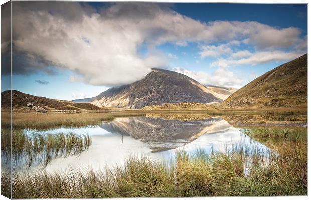 Pen yr Ole Wen Reflections Canvas Print by Christine Smart
