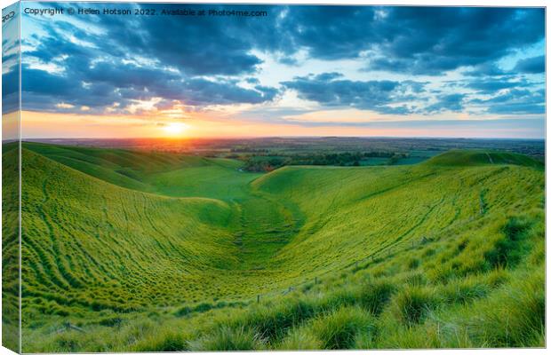 Sunset at Dragon Hill in Oxfordshire Canvas Print by Helen Hotson