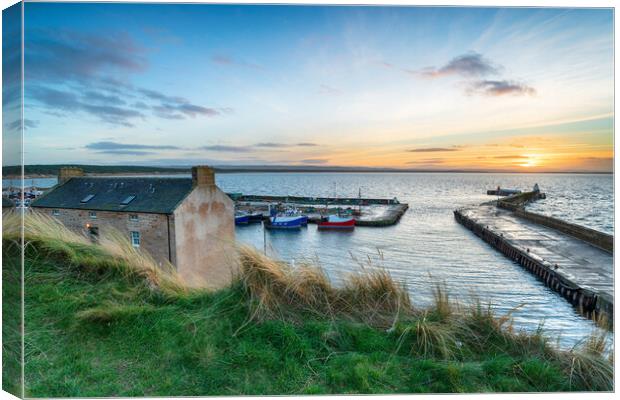 Sunset at Burghead in Scotland Canvas Print by Helen Hotson