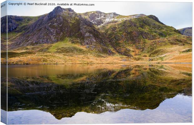 Llyn Idwal Lake Reflecting Y Garn in Snowdonia Canvas Print by Pearl Bucknall