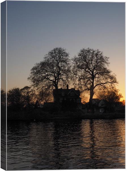 Sunset On The Thames Canvas Print by LensLight Traveler