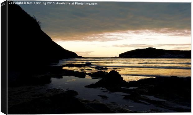 Dusk at Porth  Canvas Print by tom downing