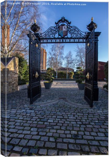 entrance to Cremorne gardens Canvas Print by mike cooper
