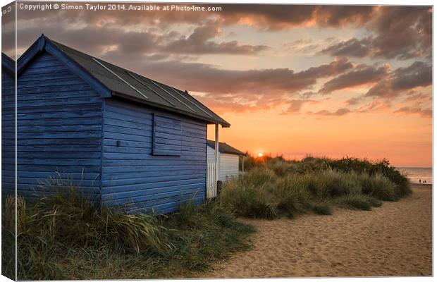 Beach hut sunset in the dunes Canvas Print by Simon Taylor