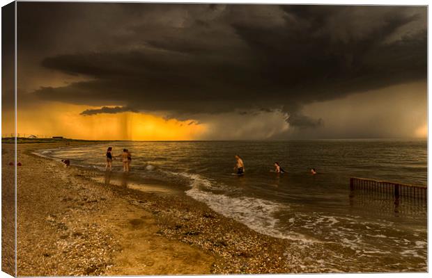 Heacham Beach before the storm Canvas Print by Alan Simpson
