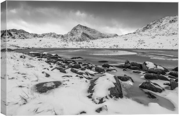 Snowdon Horseshoe in winter  Canvas Print by Jonathon barnett