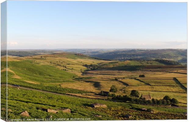 Stanage Edge looking south Canvas Print by Kevin Round