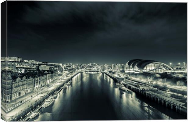 The Tyne River at Night Canvas Print by Les Hopkinson