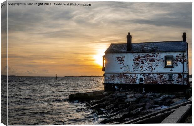 Golden light and Lepe watch house Canvas Print by Sue Knight