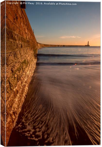 Roker Pier, Sunderland. Canvas Print by Phil Reay