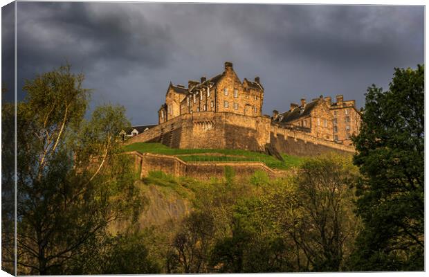 Sunset At Edinburgh Castle In Scotland Canvas Print by Artur Bogacki