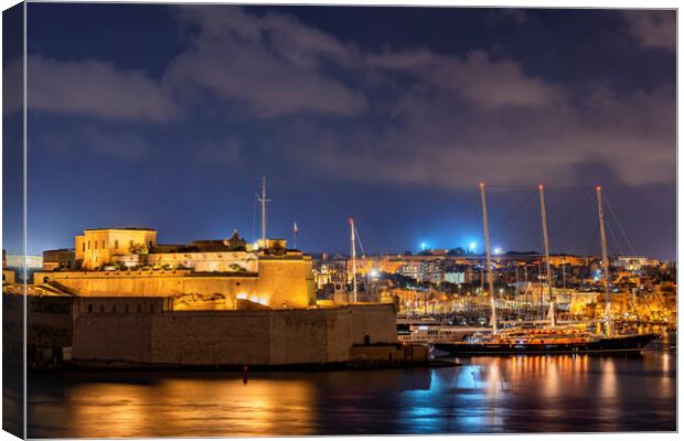 Fort St Angelo and Vittoriosa Marina in Malta Canvas Print by Artur Bogacki