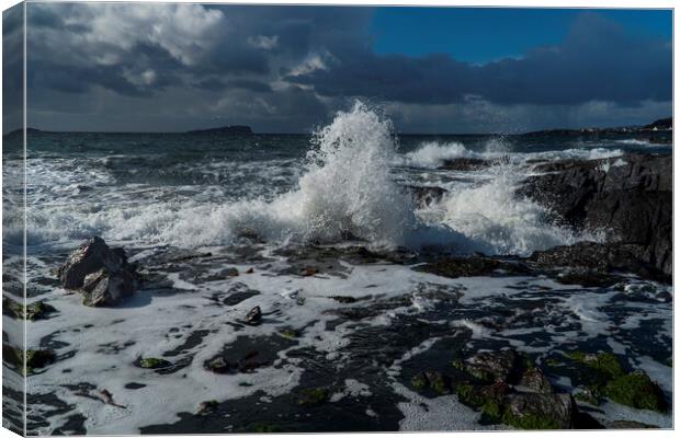 Waves crashing on the rocks Canvas Print by Rich Fotografi 