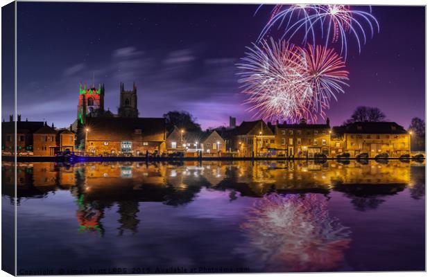 Kings Lynn firework display over town and river Canvas Print by Simon Bratt LRPS