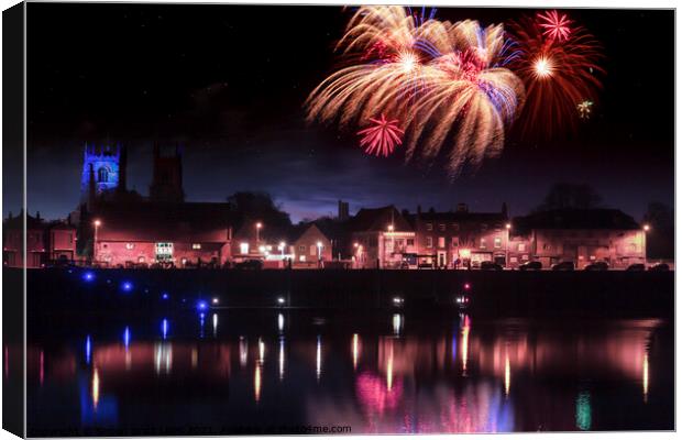 Kings Lynn fireworks finale over the river Ouse Canvas Print by Simon Bratt LRPS