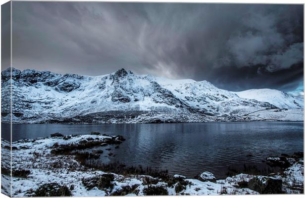 Llyn Idwal Calm before the Storm  Canvas Print by Chris Evans