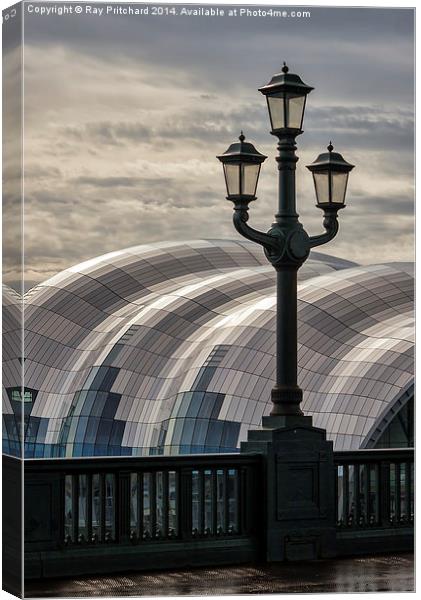 Lamp on the Tyne Bridge Canvas Print by Ray Pritchard