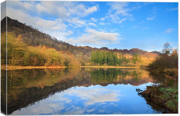 Autumn lake  Canvas Print by chris smith