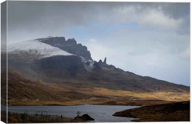 Old Man of Storr  Canvas Print by chris smith