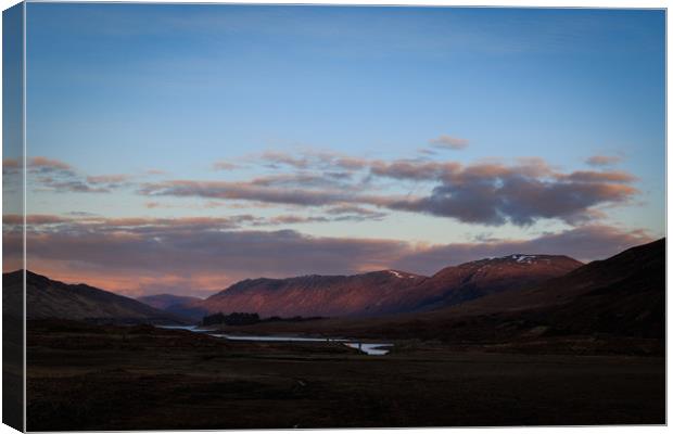 Scottish highlands sunset  Canvas Print by chris smith