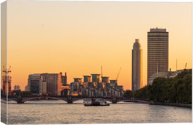 London at sunrise  Canvas Print by chris smith