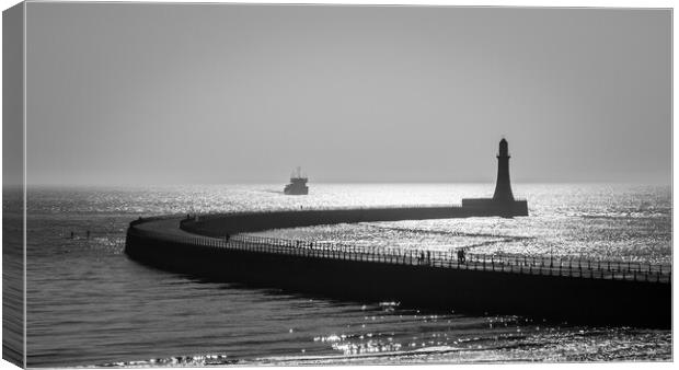 Roker Pier & Lighthouse  Canvas Print by chris smith
