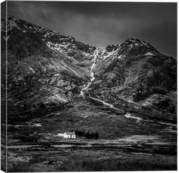 Remote white cottage in Glencoe Canvas Print by chris smith