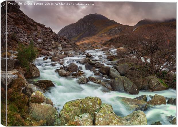 Gray skys over Tryfan Canvas Print by Lee Sutton