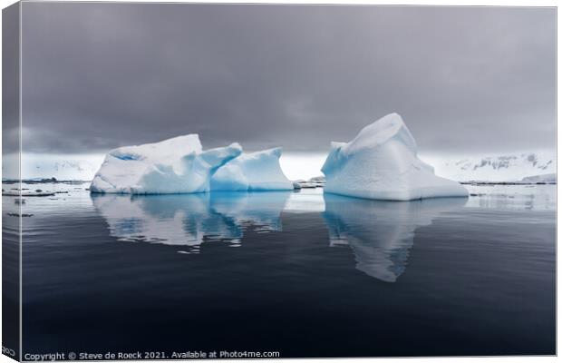 Icebergs on a calm evening in the Antarctic Canvas Print by Steve de Roeck