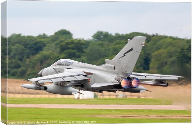 Panavia Tornado Low, fast fly past. Canvas Print by Steve de Roeck