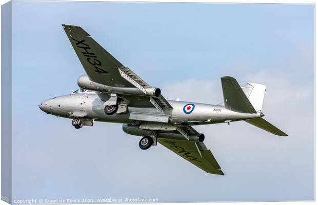 Canberra Bomber On Final Approach. Canvas Print by Steve de Roeck